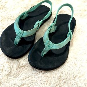 Teal OluKai flip flops w strap